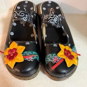 SOFFIA GENUINE LEATHER BLACK RIBBED-SOLE FLORAL APPLIQUED PLATFORM SANDALS CLOGS